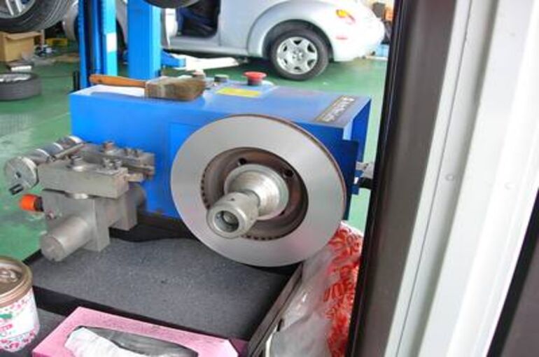 京都市 伏見区 トヨタ ヴォクシー ブレーキジャダ修理