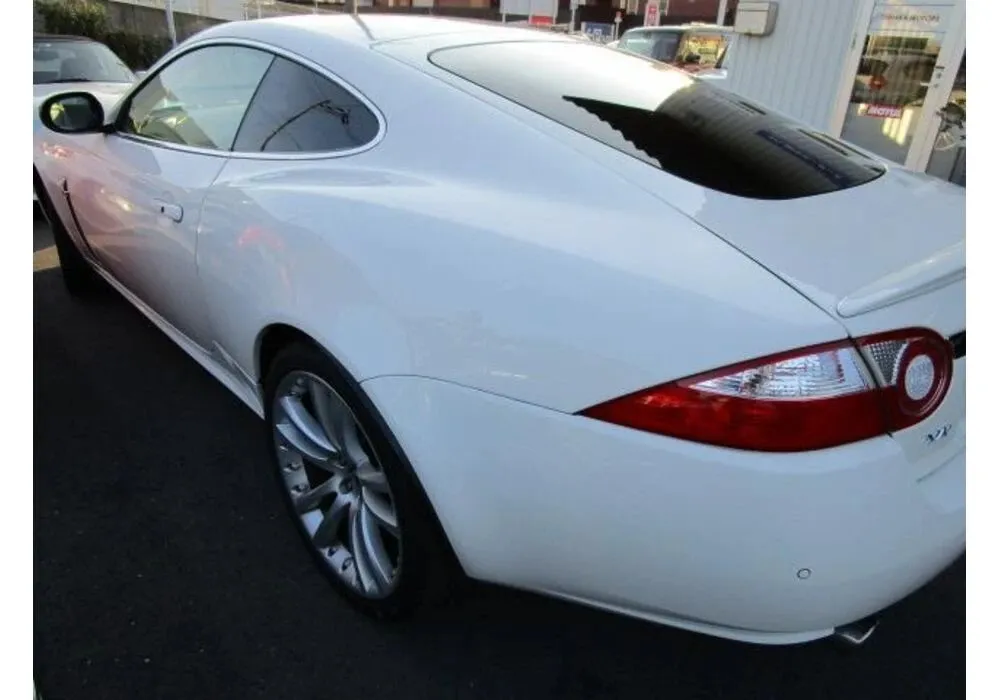 大阪府、枚方市よりジャガーXKクーペのドア板金塗装修理のご入庫頂きました。