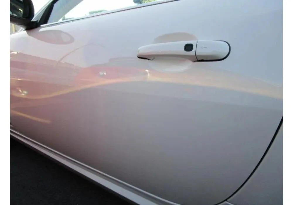 大阪府、枚方市よりジャガーXKクーペのドア板金塗装修理のご入庫頂きました。