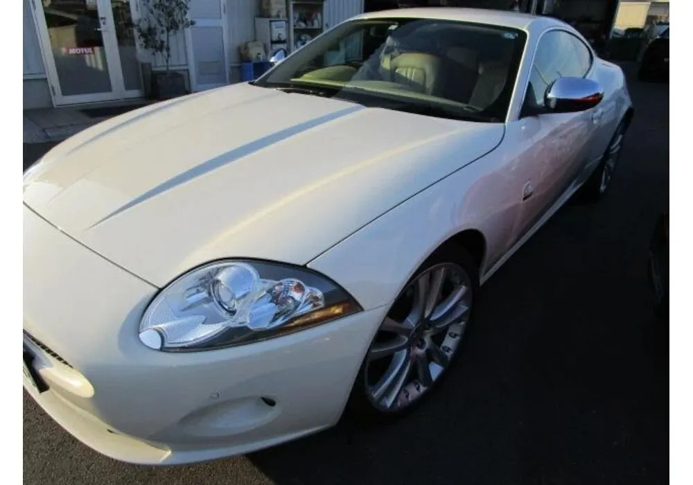 大阪府、枚方市よりジャガーXKクーペのドア板金塗装修理のご入庫頂きました。