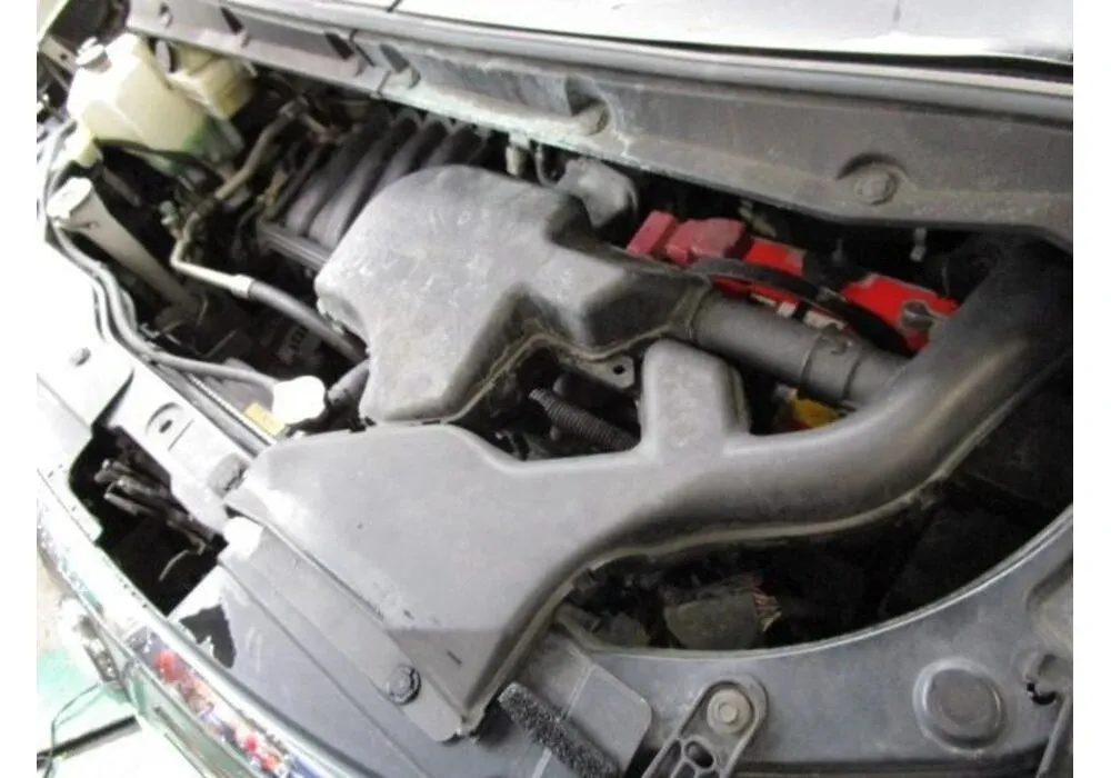 大阪府茨木市より日産セレナのラジエター漏れ、交換作業ご入庫頂きました。