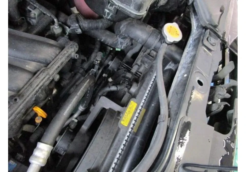 大阪府茨木市より日産セレナのラジエター漏れ、交換作業ご入庫頂きました。