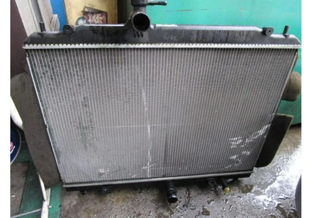 大阪府茨木市より日産セレナのラジエター漏れ、交換作業ご入庫頂きました。