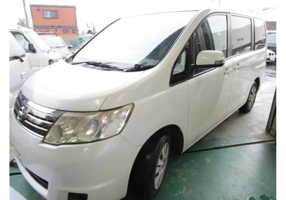 大阪府茨木市より日産セレナのラジエター漏れ、交換作業ご入庫頂きました。