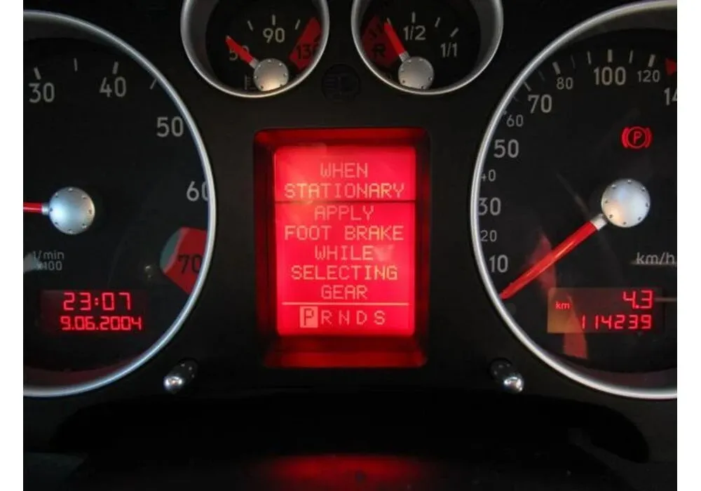 アウディ TTクーペ メーター液晶文字飛び修理 車検整備