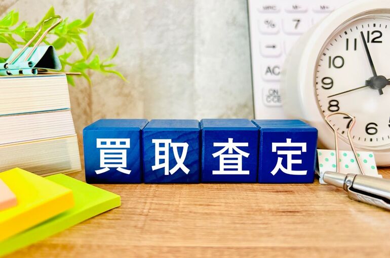 中古車査定相場表で価格を比較！高額査定のポイントと注意点