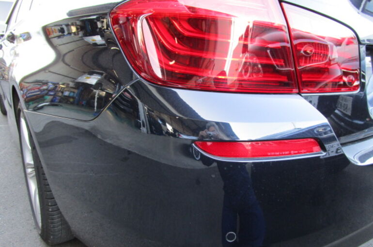 ＢＭＷ５シリーズリヤバンパーキズ修理価格を抑えた修理