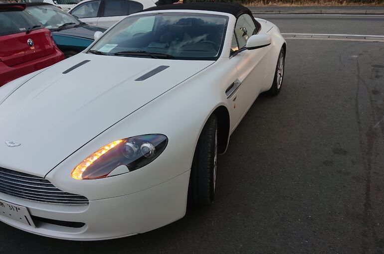 大阪アストンマーティン　幌ガラスはがれ修理貼り付け作業　京都　八幡市　京田辺市　枚方市　楠葉　城陽市　久御山町等からもお問い合わせお待ちしてます。