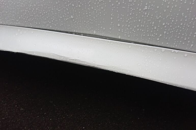 ガーニッシュ部品