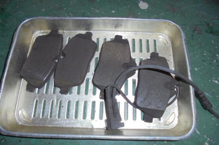 ＢＭＷ　ミニ　ＸＮ１５　フロントバット交換　センサー交換　京都